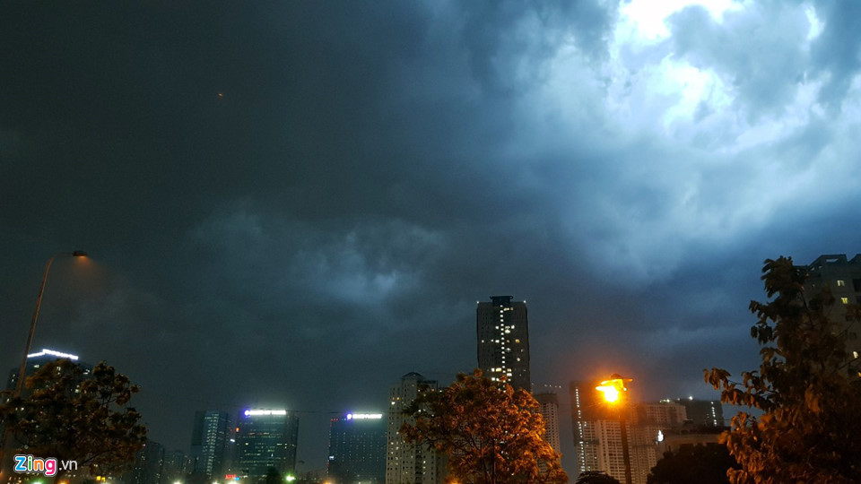 Hà Nội: Mây đen giăng kín kèm gió lốc, thanh niên đang tắm vội chạy lên bờ